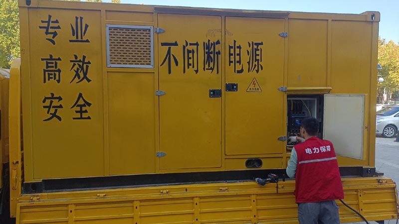 雅江柴油发电机组和UPS电源配合使用时，如何避免切换过程中的电力中断？